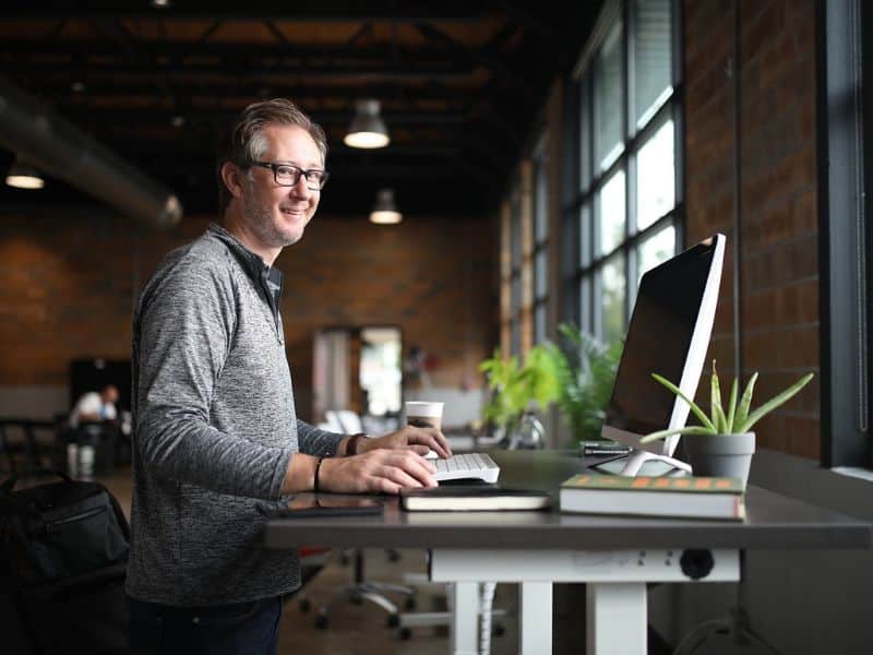 Illustration d'un entrepreneur signant un contrat d'assurance responsabilité civile professionnelle